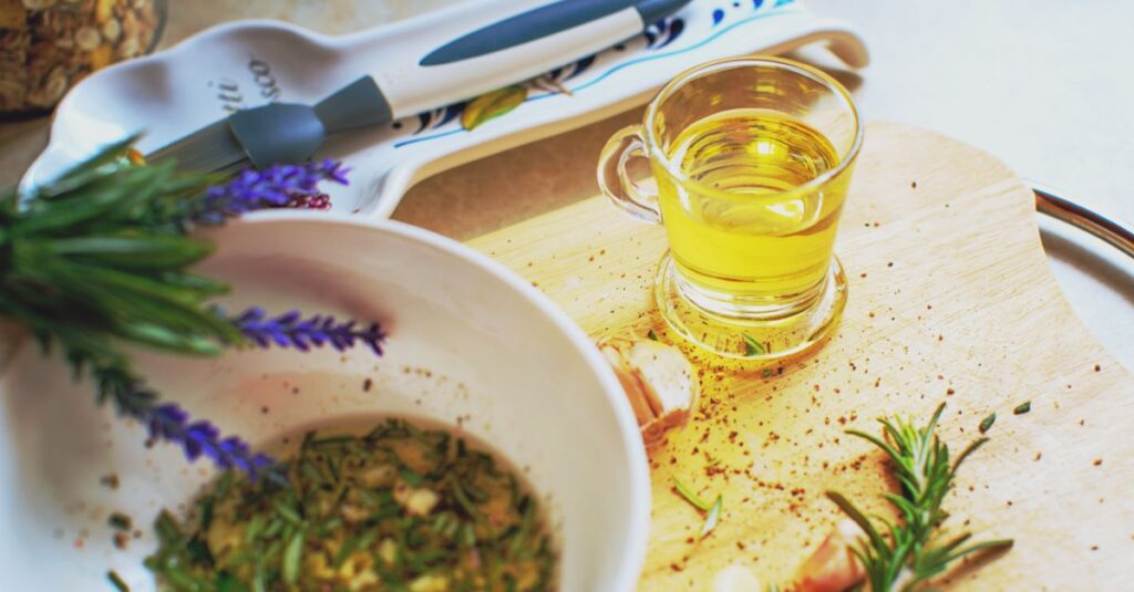 Frische Kräuter wie Rosmarin und Thymian für eine Grillmarinade mit Olivenöl