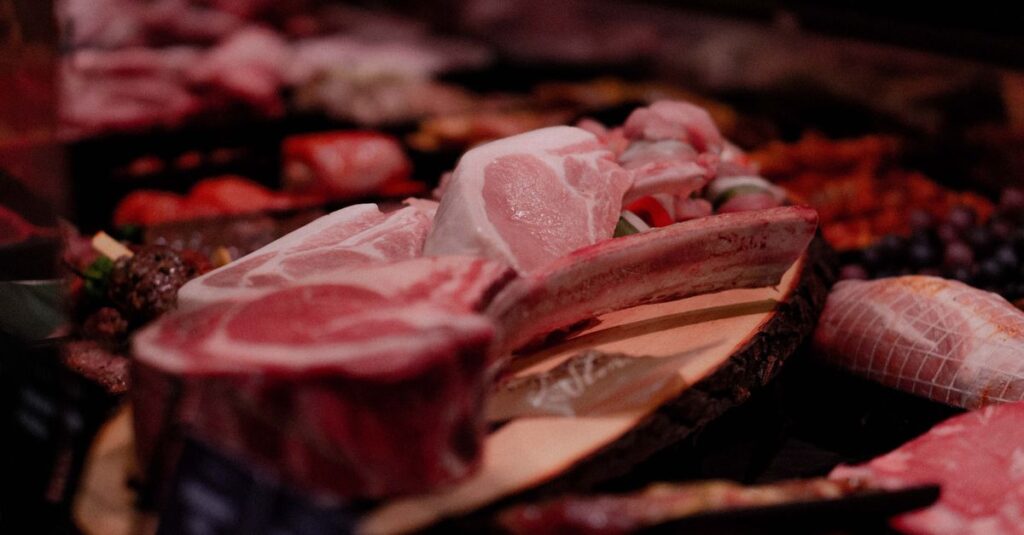 Frischetheke eines Metzgers mit hochwertigem Grillfleisch
